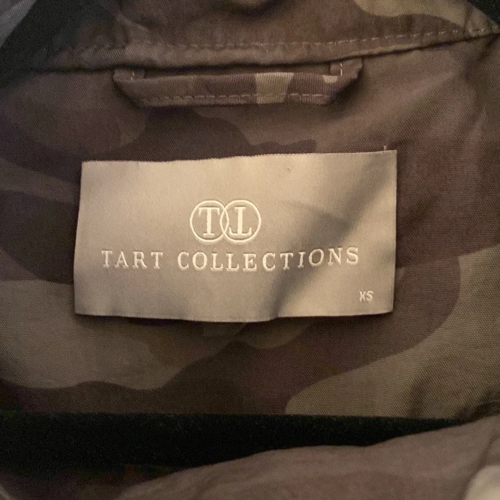Tart Collections Cory Camouflage Rain jacket. Size XS. Like new. - Picture 4 of 12